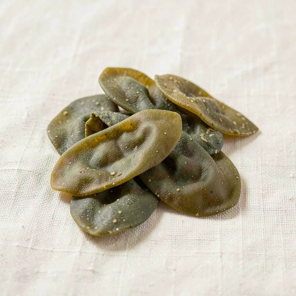 Foglie d'ulivo, uncooked, on linen
